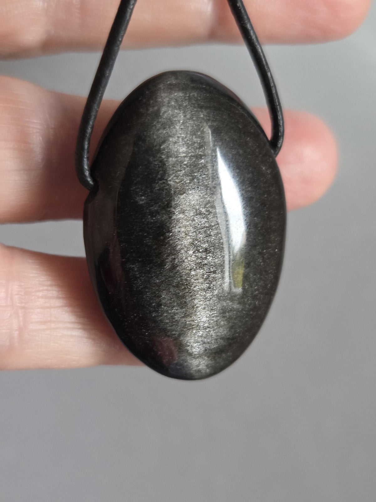 Beidseitiger Silberobsidian Silver Sheen Obsidian Anhänger, 38 x 27 x 14 mm, gebohrt, an verstellbarem Lederband, Drittes Auge und Wurzelcha