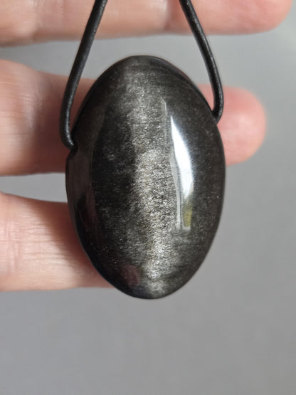 Beidseitiger Silberobsidian Silver Sheen Obsidian Anhänger, 38 x 27 x 14 mm, gebohrt, an verstellbarem Lederband, Drittes Auge und Wurzelcha