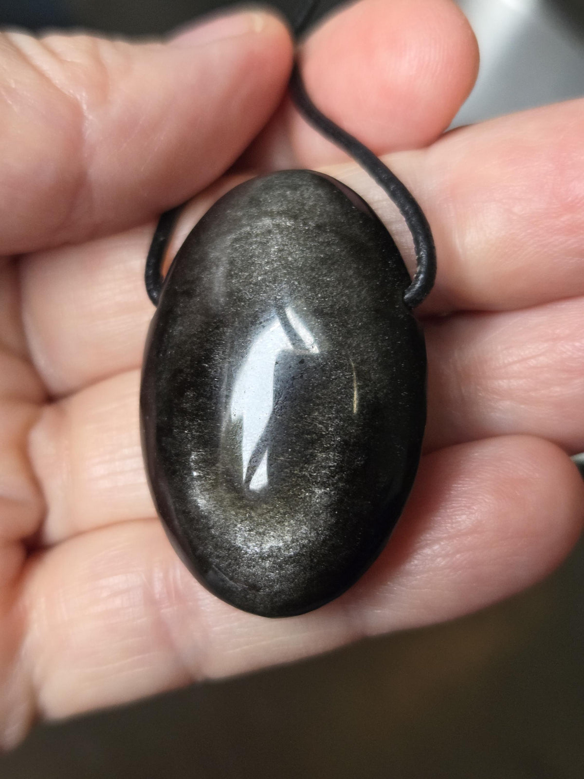 Beidseitiger Silberobsidian Silver Sheen Obsidian Anhänger, 38 x 27 x 14 mm, gebohrt, an verstellbarem Lederband, Drittes Auge und Wurzelcha