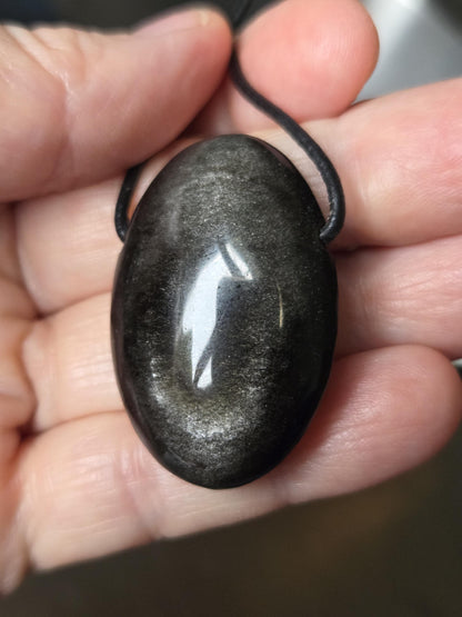 Beidseitiger Silberobsidian Silver Sheen Obsidian Anhänger, 38 x 27 x 14 mm, gebohrt, an verstellbarem Lederband, Drittes Auge und Wurzelcha