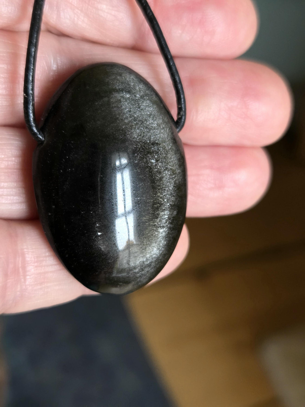 Beidseitiger Silberobsidian Silver Sheen Obsidian Anhänger, 38 x 27 x 14 mm, gebohrt, an verstellbarem Lederband, Drittes Auge und Wurzelcha
