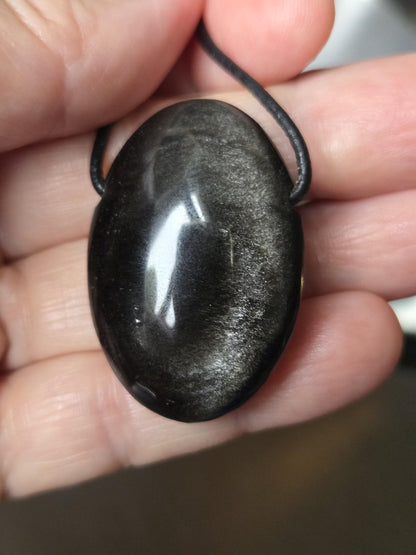 Beidseitiger Silberobsidian Silver Sheen Obsidian Anhänger, 38 x 27 x 14 mm, gebohrt, an verstellbarem Lederband, Drittes Auge und Wurzelcha