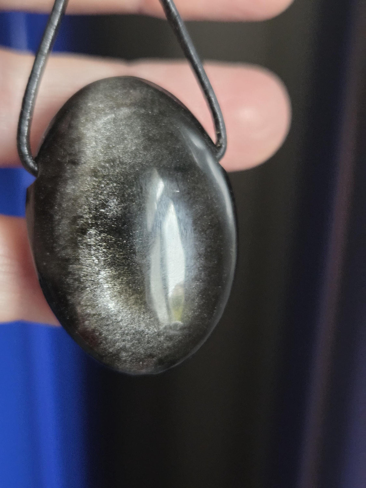 Beidseitiger Silberobsidian Silver Sheen Obsidian Anhänger, 38 x 27 x 14 mm, gebohrt, an verstellbarem Lederband, Drittes Auge und Wurzelcha