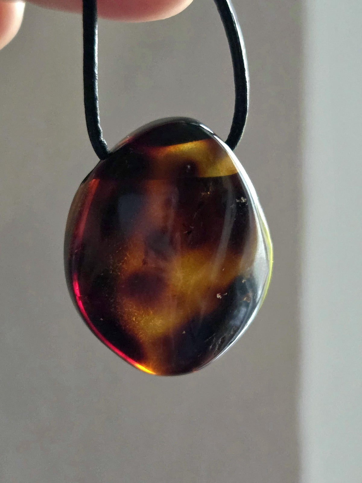 Bernstein Cognac Farben Anhänger, Bernstein Amulett, 33 x 28 x 13 mm , an Lederband, Ostseeküste Baltikum
