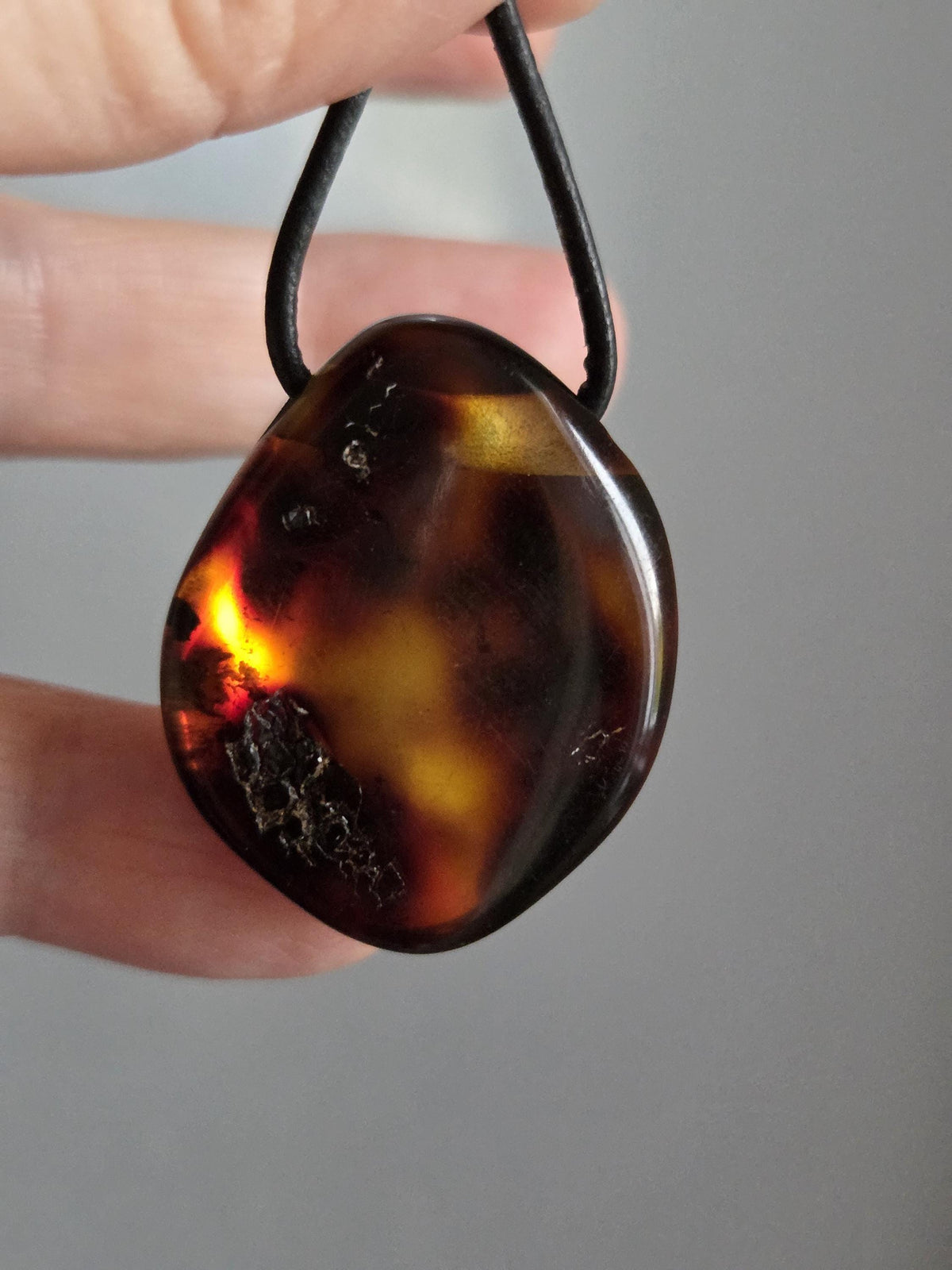 Bernstein Cognac Farben Anhänger, Bernstein Amulett, 33 x 28 x 13 mm , an Lederband, Ostseeküste Baltikum