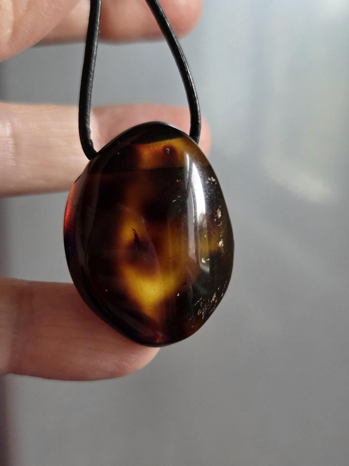 Bernstein Cognac Farben Anhänger, Bernstein Amulett, 33 x 28 x 13 mm , an Lederband, Ostseeküste Baltikum