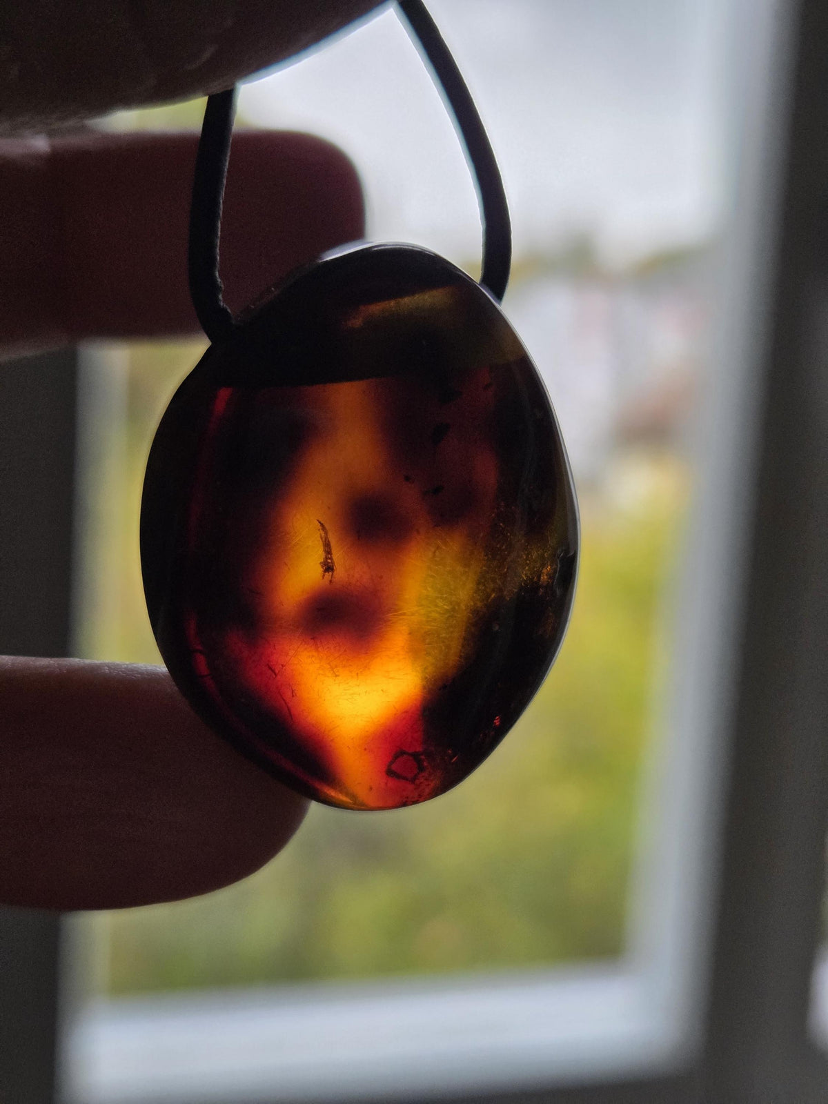 Bernstein Cognac Farben Anhänger, Bernstein Amulett, 33 x 28 x 13 mm , an Lederband, Ostseeküste Baltikum