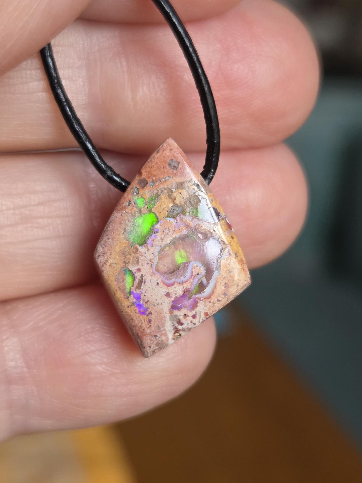 Mexikanischer Feueropal multicolor , Anhänger minimalistisch, 21 x 16 x 8 mm, gebohrt, an verstellbarem Lederband