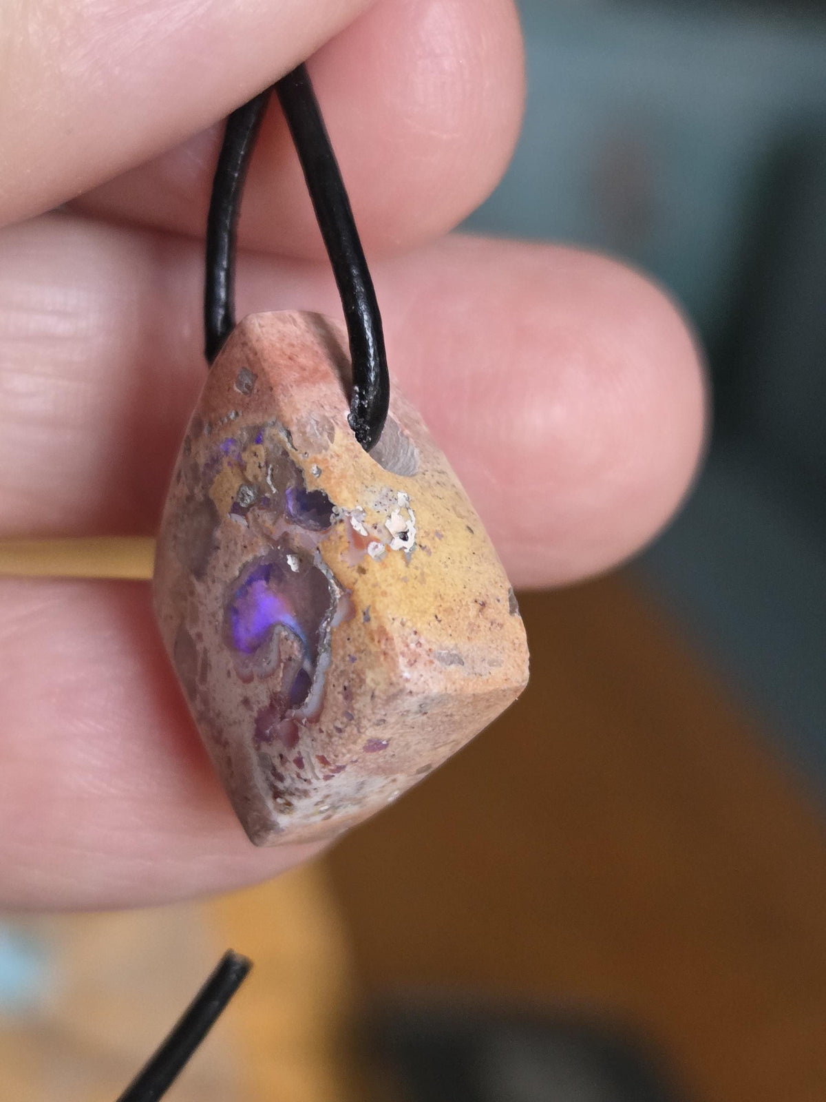 Mexikanischer Feueropal multicolor , Anhänger minimalistisch, 21 x 16 x 8 mm, gebohrt, an verstellbarem Lederband