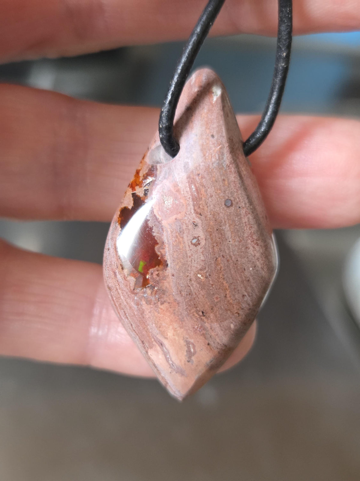 Mexikanischer Feueropal multicolor Anhänger, Navette 43 x 24 x 12 mm, gebohrt, an verstellbarem Lederband