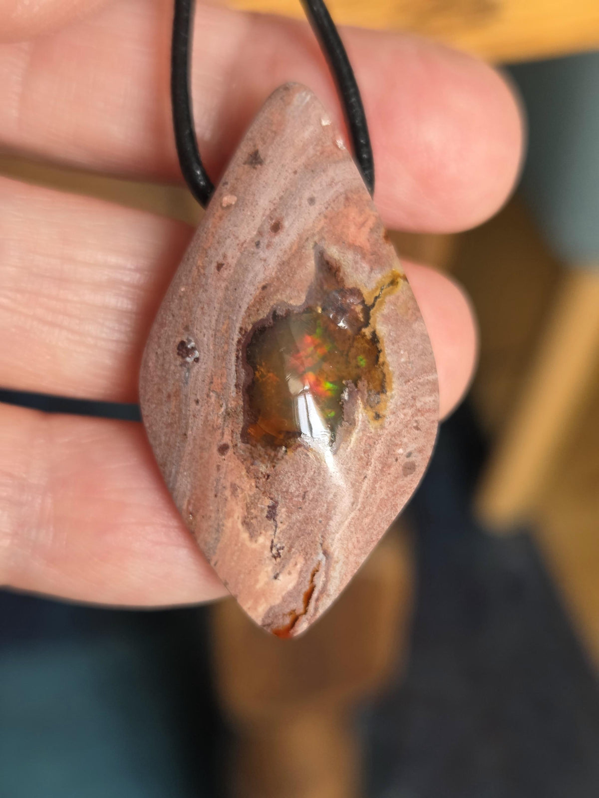 Mexikanischer Feueropal multicolor Anhänger, Navette 43 x 24 x 12 mm, gebohrt, an verstellbarem Lederband