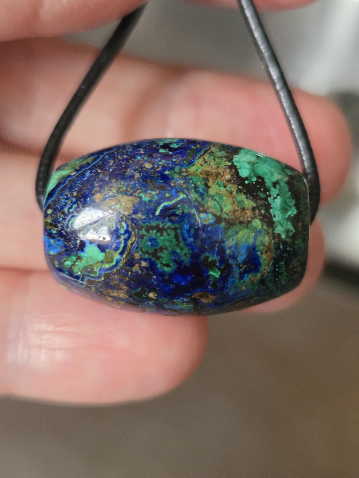Wunderschöner seltener Azurit Malachit Tönnchen Anhänger, 18 x 28 mm, gebohrt, an verstellbarem Lederband