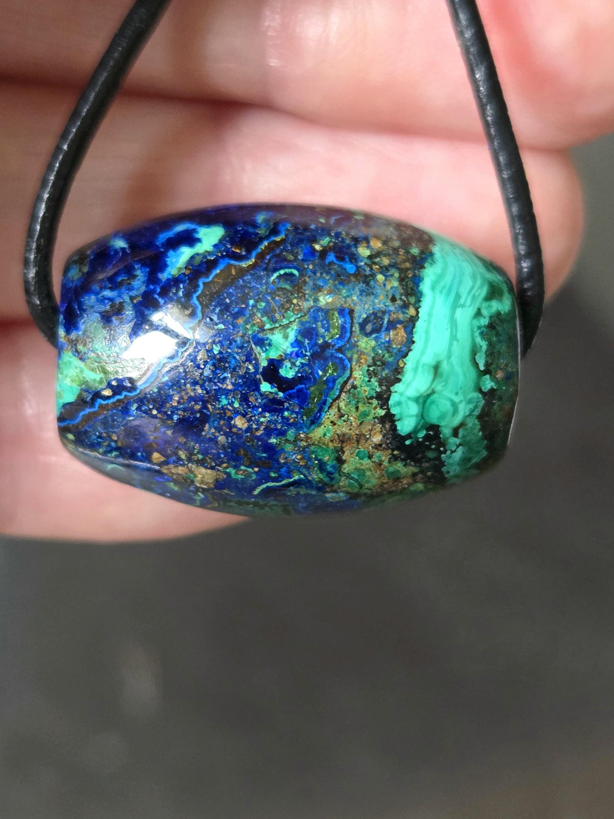 Wunderschöner seltener Azurit Malachit Tönnchen Anhänger, 18 x 28 mm, gebohrt, an verstellbarem Lederband