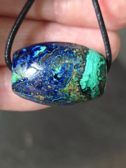 Wunderschöner seltener Azurit Malachit Tönnchen Anhänger, 18 x 28 mm, gebohrt, an verstellbarem Lederband