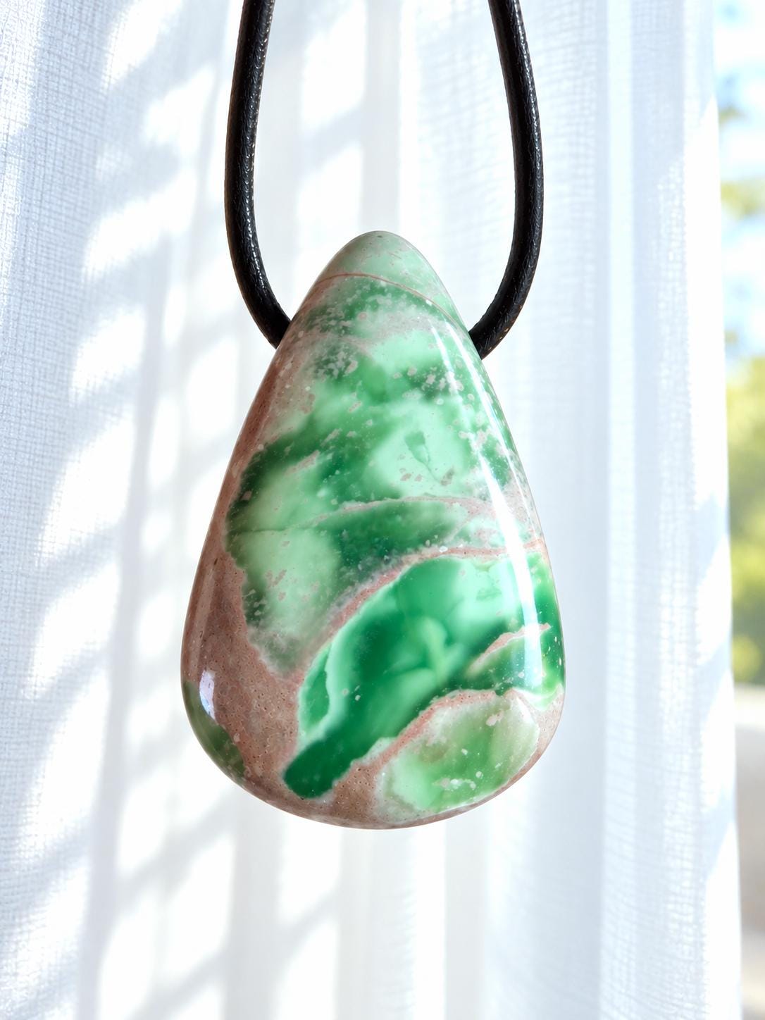 Seltener Variscit, Variscite, Variszit Anhänger, 33 x 23 x 9 mm, gebohrt, an verstellbarem Lederband