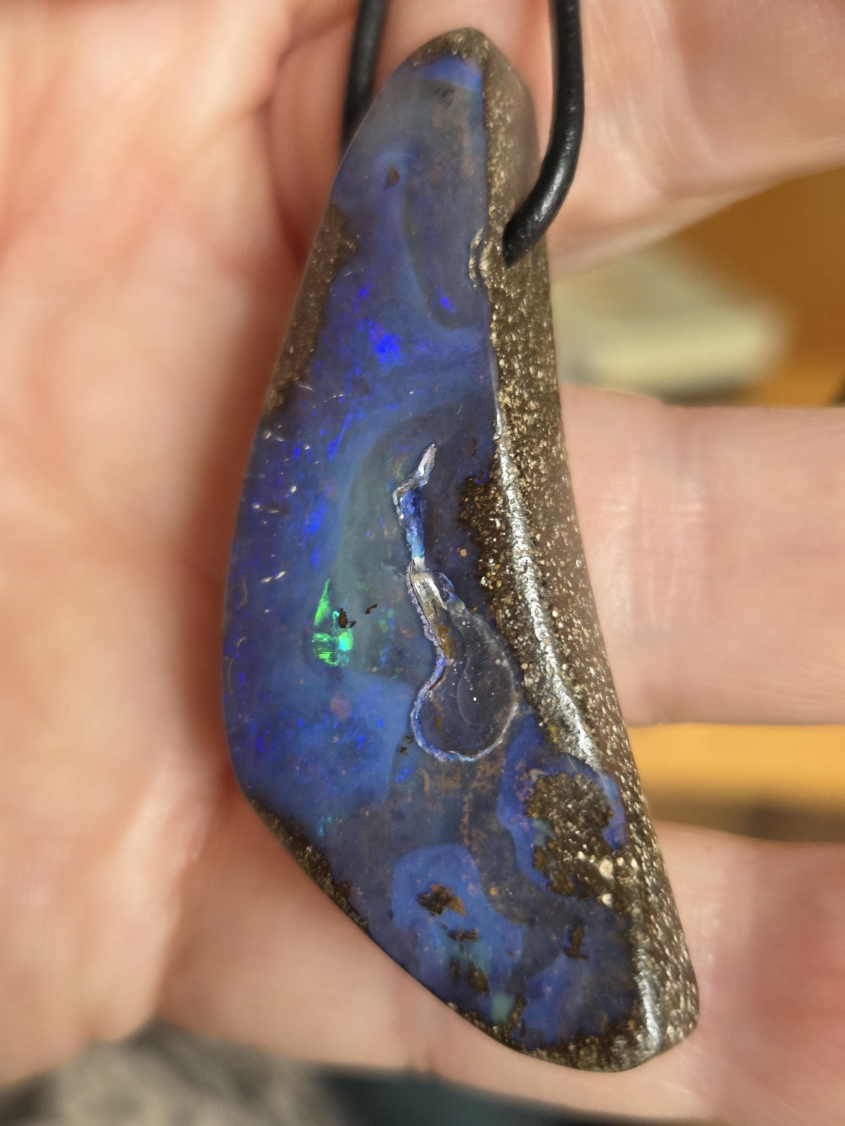 Boulder Opal, flashfire blauer Boulderopal Anhänger groß, 49 x 18 x 10 mm, gebohrt, an verstellbarem Lederband