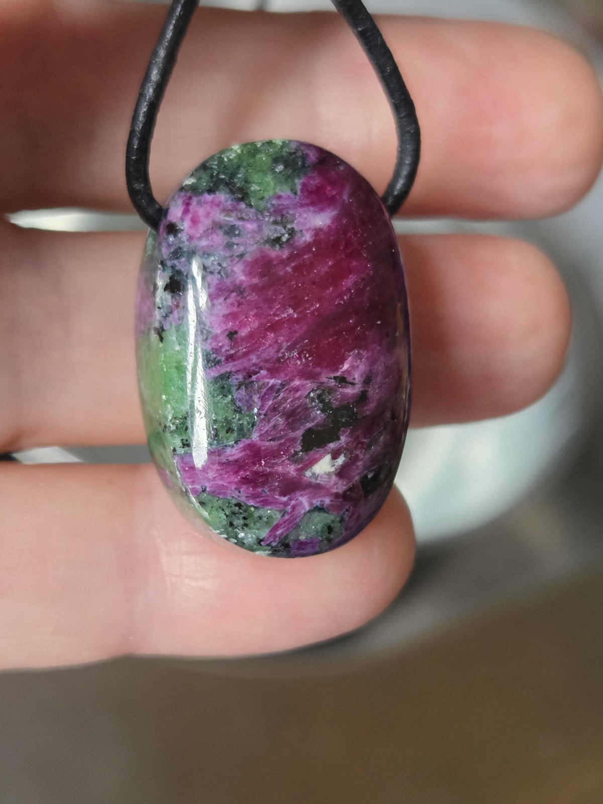 Magischer Rubin in Zoisit, Anhänger, 30 x 19 x 13 mm, gebohrt, an verstellbarem Lederband, amulettförmig