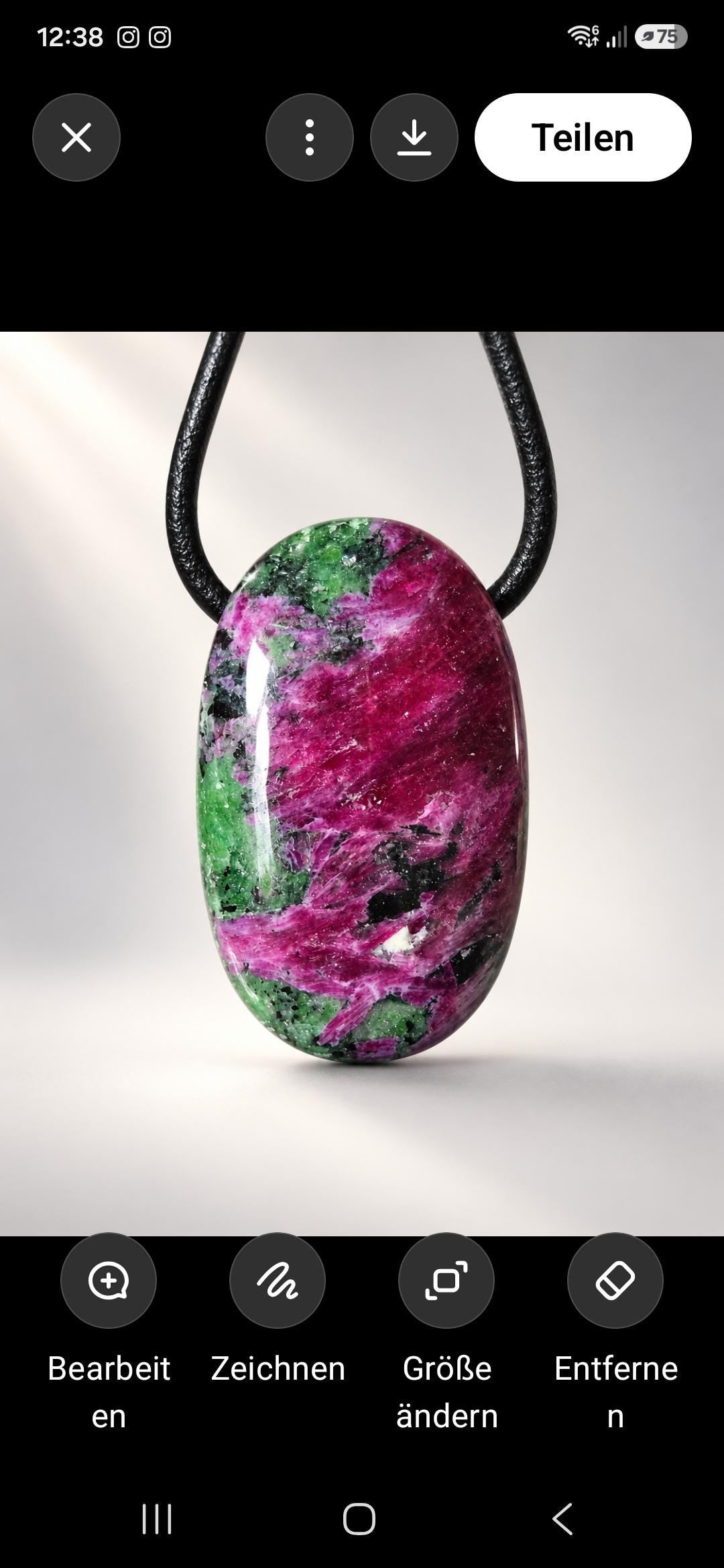 Magischer Rubin in Zoisit, Anhänger, 30 x 19 x 13 mm, gebohrt, an verstellbarem Lederband, amulettförmig