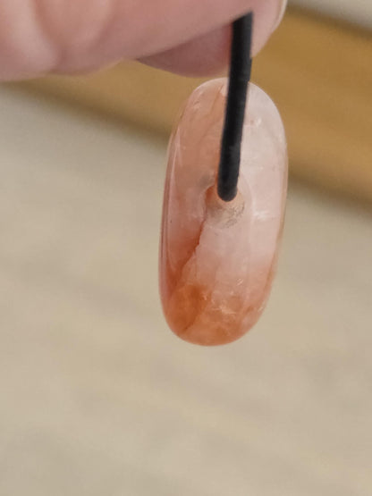 Red Healer, Erdbeer Quarz, Bergkristall mit Hämatit Feuer Quarz Anhänger, 29 x 19 x 11 mm, gebohrt, an verstellbarem Lederband