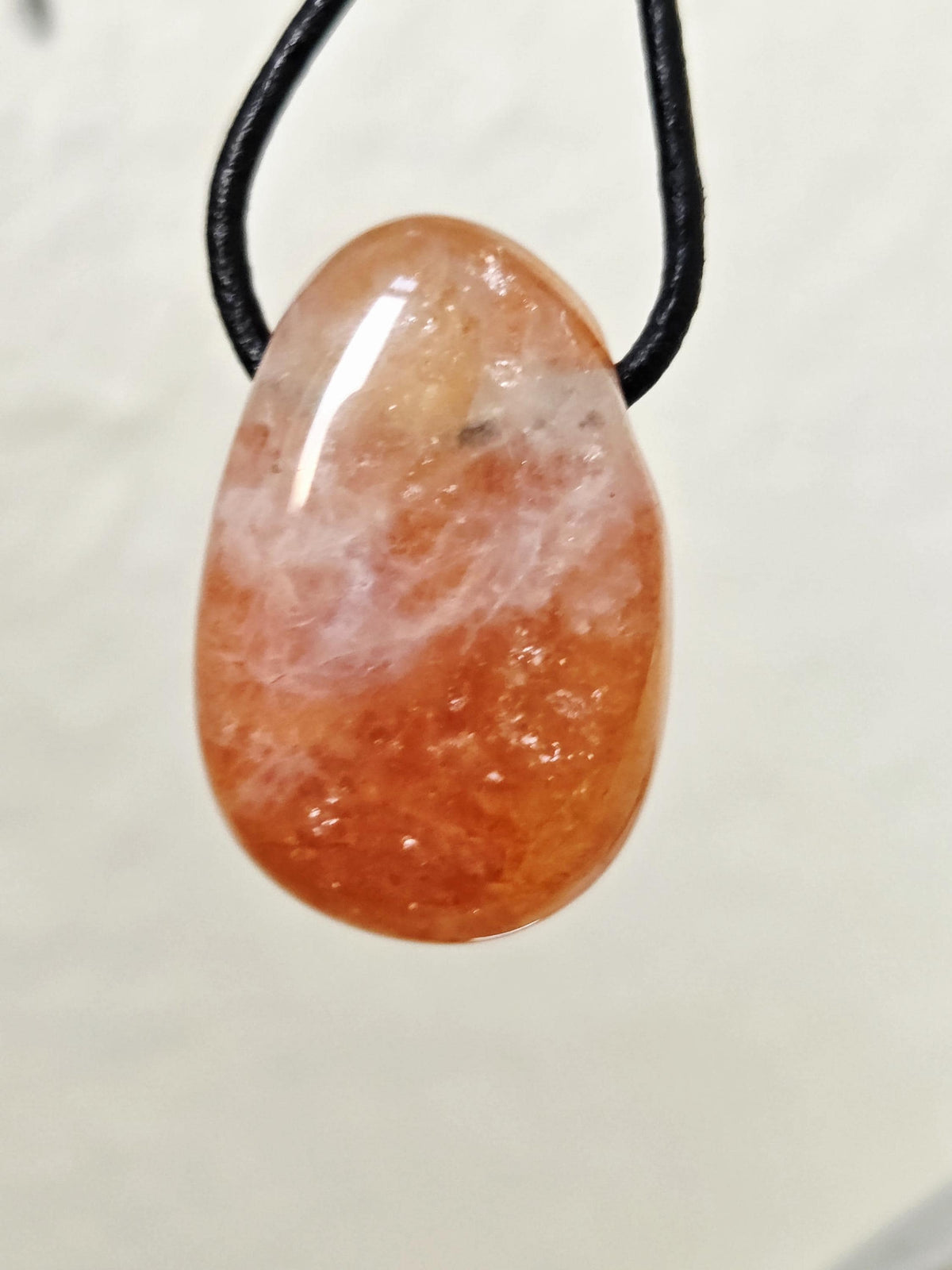 Red Healer, Erdbeer Quarz, Bergkristall mit Hämatit Feuer Quarz Anhänger, 29 x 19 x 11 mm, gebohrt, an verstellbarem Lederband