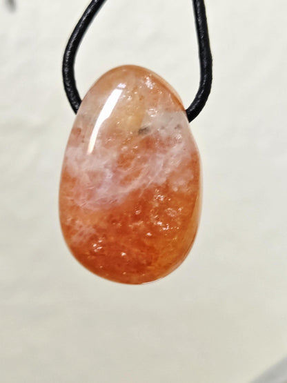 Red Healer, Erdbeer Quarz, Bergkristall mit Hämatit Feuer Quarz Anhänger, 29 x 19 x 11 mm, gebohrt, an verstellbarem Lederband