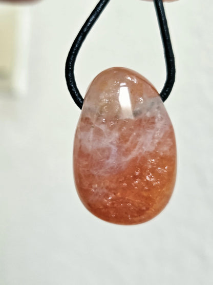 Red Healer, Erdbeer Quarz, Bergkristall mit Hämatit Feuer Quarz Anhänger, 29 x 19 x 11 mm, gebohrt, an verstellbarem Lederband