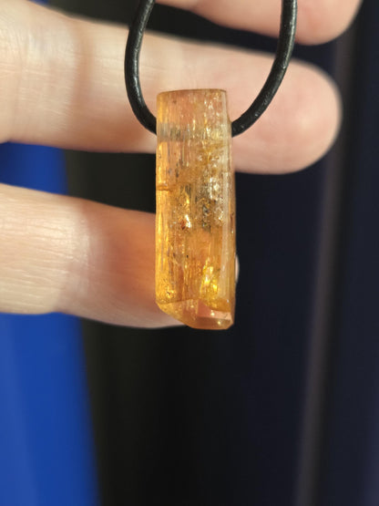 Imperial Topas Kaiser Topas Goldtopas Rohstein Anhänger, 28 x 9 x 9 mm, an verstellbarem Lederband, 5,57g., 27,90 ct.