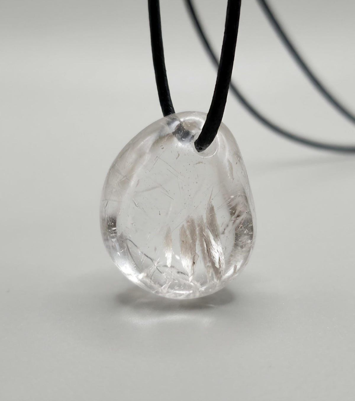 Magischer Lodolith Schamanenstein Bergkristall Inclusen Quarz feine Rutile und Muskovit, 27 x 23 x 21 mm, gebohrt, an Lederband