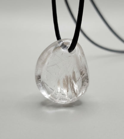 Magischer Lodolith Schamanenstein Bergkristall Inclusen Quarz feine Rutile und Muskovit, 27 x 23 x 21 mm, gebohrt, an Lederband