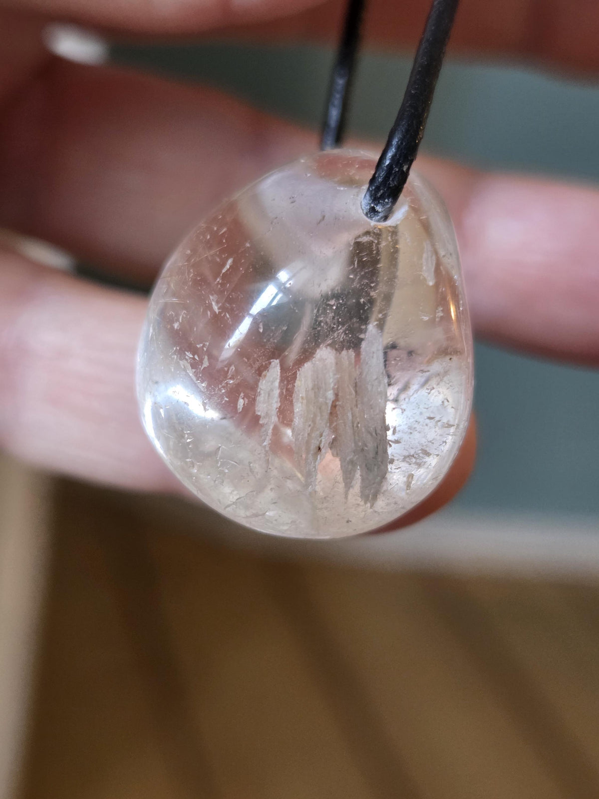 Magischer Lodolith Schamanenstein Bergkristall Inclusen Quarz feine Rutile und Muskovit, 27 x 23 x 21 mm, gebohrt, an Lederband