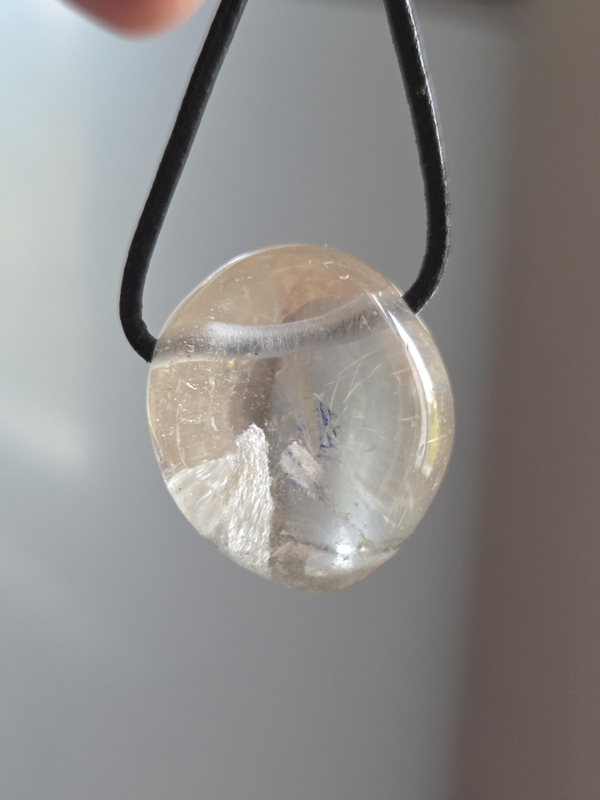 Magischer Lodolith Schamanenstein Bergkristall Inclusen Quarz feine Rutile und Muskovit, 27 x 23 x 21 mm, gebohrt, an Lederband
