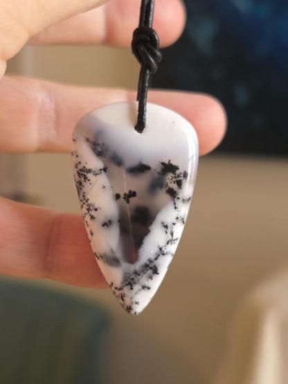 Dendriden Opal, Merlinit aus Madagaskar 42 x 25 x 6 mm, gebohrt, an verstellbarem Lederband
