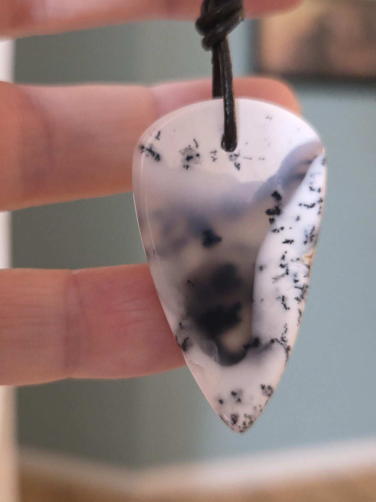 Dendriden Opal, Merlinit aus Madagaskar 42 x 25 x 6 mm, gebohrt, an verstellbarem Lederband