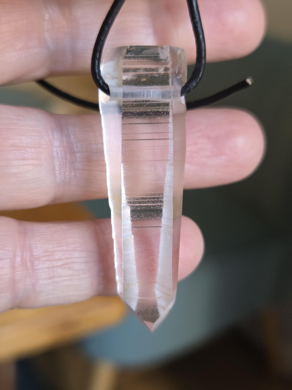 Magischer Lemuria lemurischer Kristall mit Yin Code, Kristallspitze Anhänger, 50 x 16 x 12 mm, Himalaya Kristall an Lederband