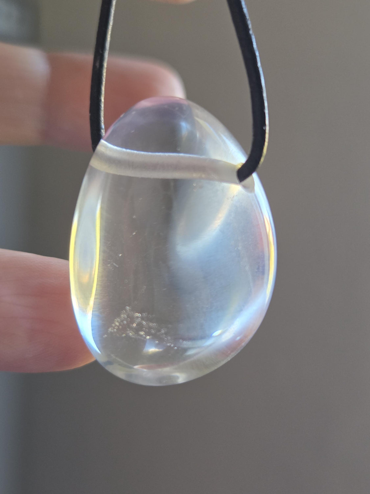 Bergkristall wasserklar Anhänger , 33 x 23 x 18 mm, gebohrt, an verstellbarem Lederband, Mont Blanc