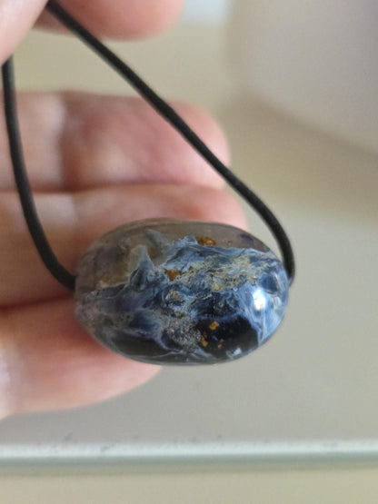 Kleines Träumchen, magischer Pietersit mit Lodolith Tönnchen Anhänger, 18 x 27 mm, gebohrt, an verstellbarem Lederband