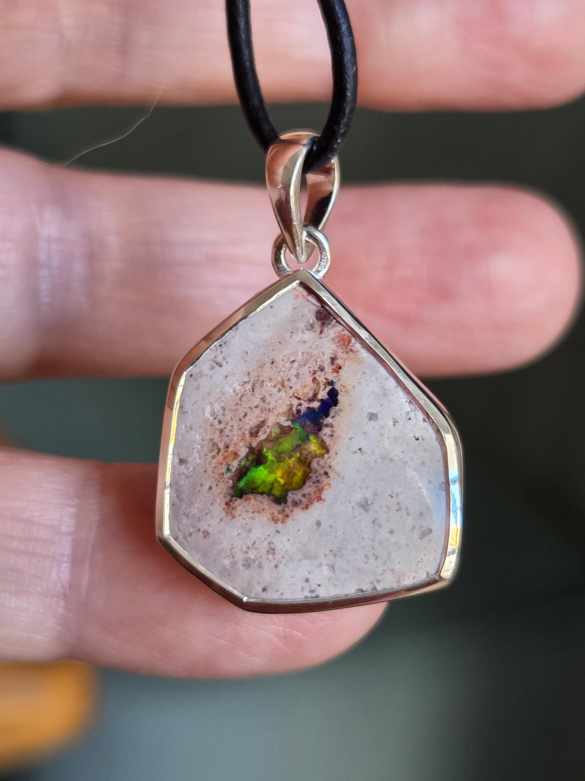 Mexikanischer Feueropal Anhänger, multicolor flashfire, mit 925er Silberöse, und Einfassung, an verstellbarem Lederband, 30 x 20 x 8 mm
