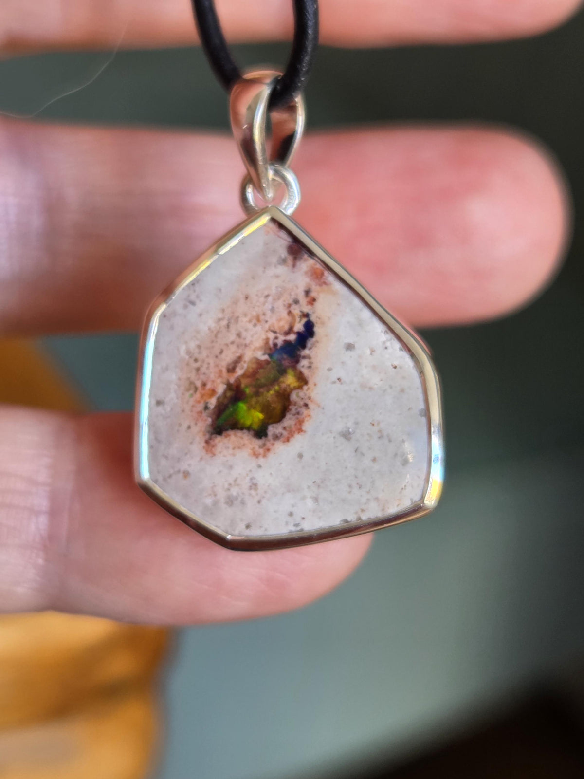 Mexikanischer Feueropal Anhänger, multicolor flashfire, mit 925er Silberöse, und Einfassung, an verstellbarem Lederband, 30 x 20 x 8 mm