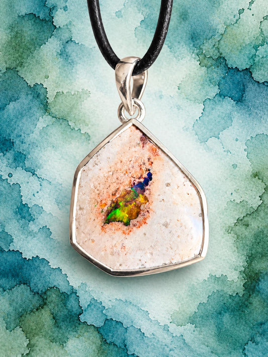 Mexikanischer Feueropal Anhänger, multicolor flashfire, mit 925er Silberöse, und Einfassung, an verstellbarem Lederband, 30 x 20 x 8 mm