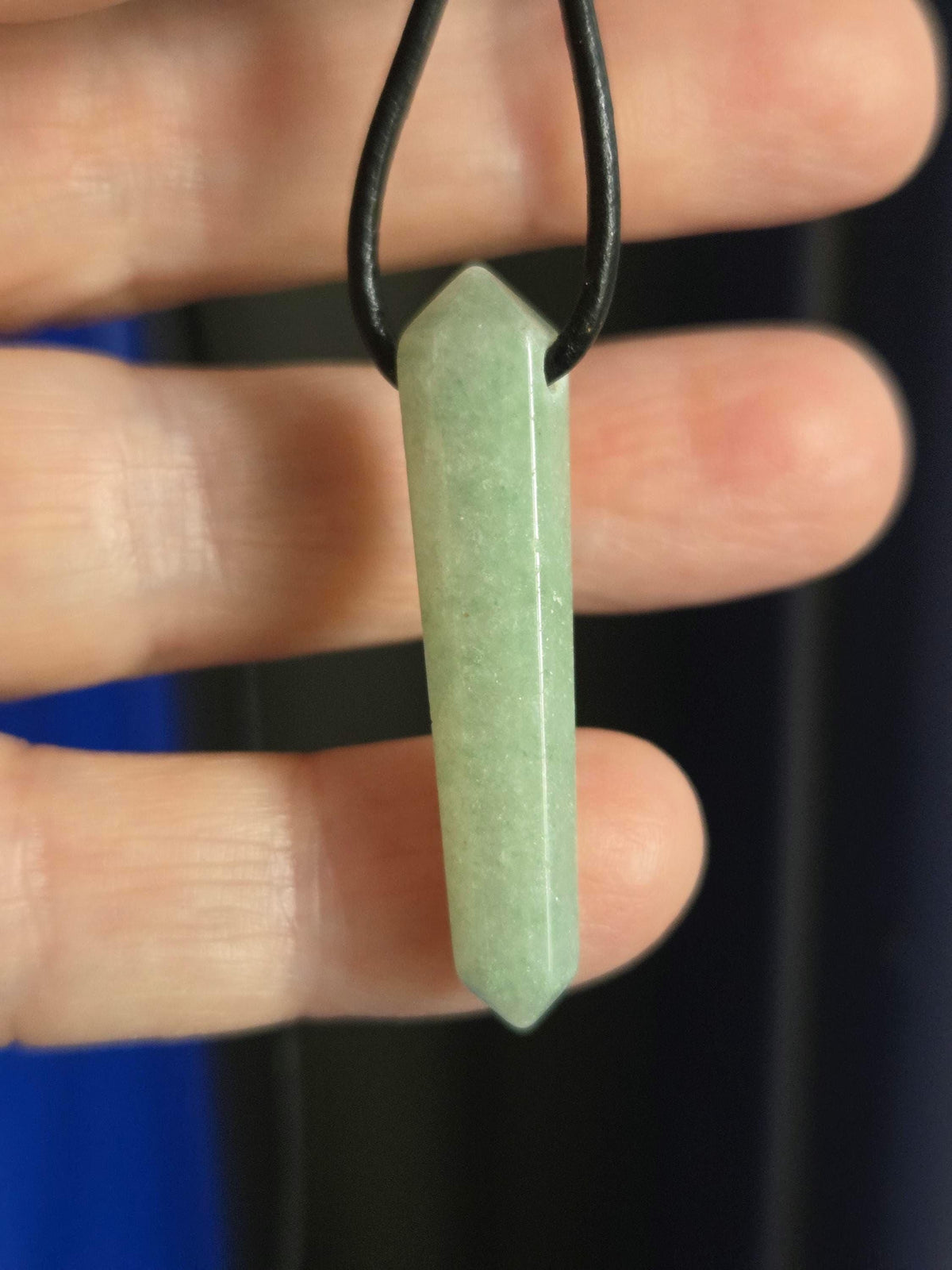 Aventurin grün Anhänger, Spitze, Doppelspitze, 37 x 9 mm, gebohrt, an verstellbarem Lederband
