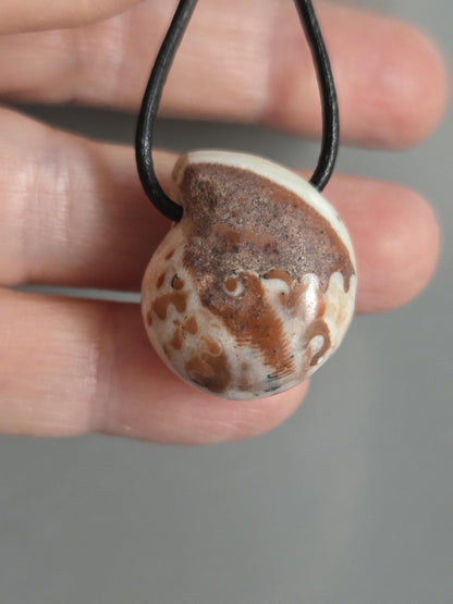 Versteinerte seltene Küsten Schnecke Ammonit, fossiler Schmuck Anhänger, 24 x 23 x 13 mm, gebohrt, an verstellbarem Lederband