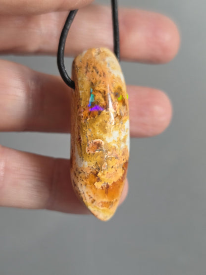 XXL Mexikanischer Feueropal multicolor , Anhänger , 45 x 20 x 14 mm, gebohrt, an verstellbarem Lederband, selten ! Alle Farben vorhanden