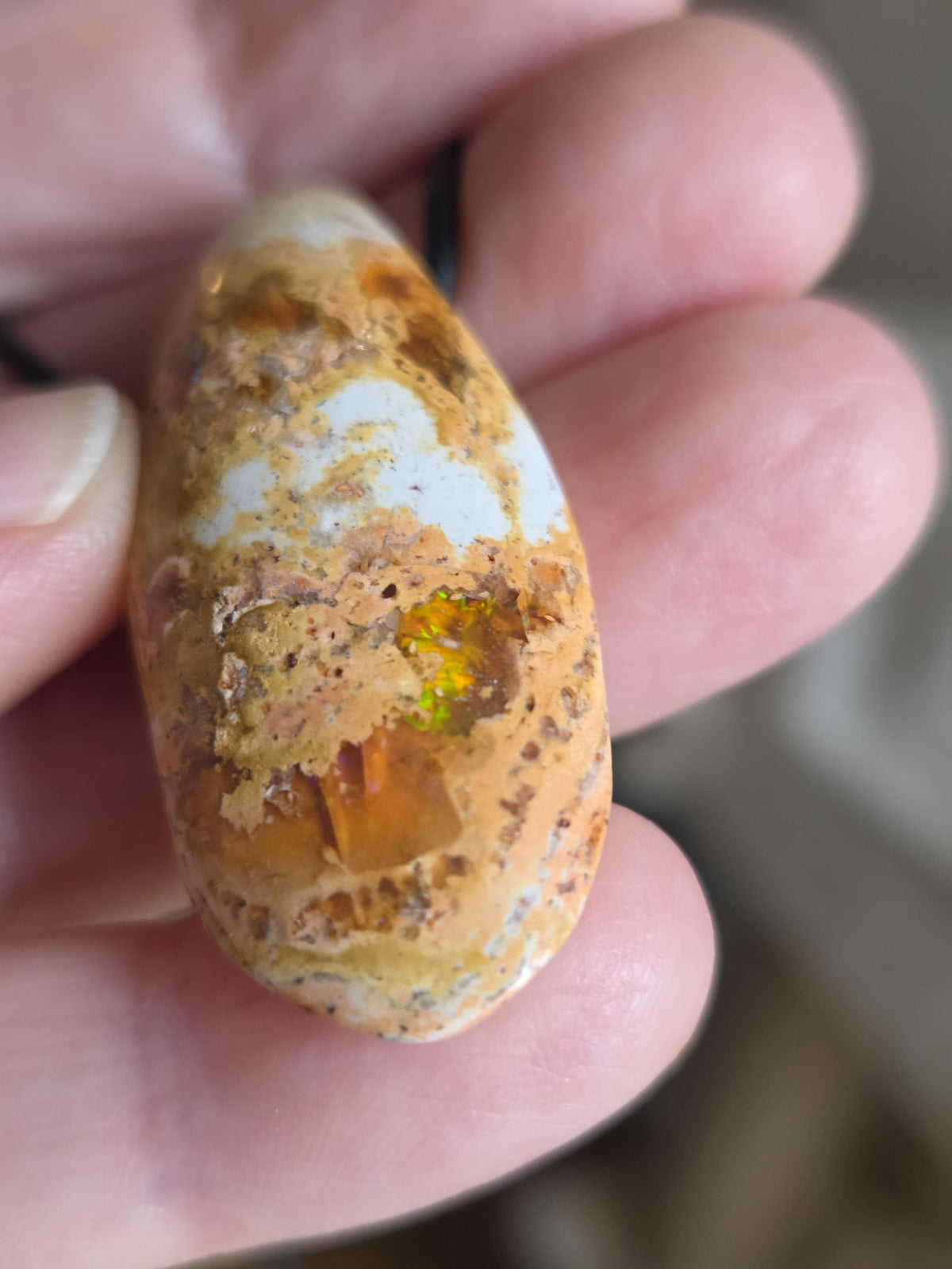 XXL Mexikanischer Feueropal multicolor , Anhänger , 45 x 20 x 14 mm, gebohrt, an verstellbarem Lederband, selten ! Alle Farben vorhanden