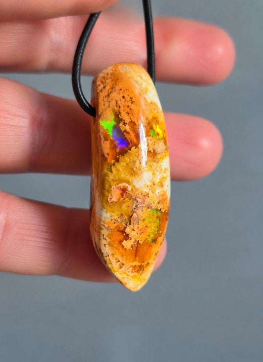 XXL Mexikanischer Feueropal multicolor , Anhänger , 45 x 20 x 14 mm, gebohrt, an verstellbarem Lederband, selten ! Alle Farben vorhanden