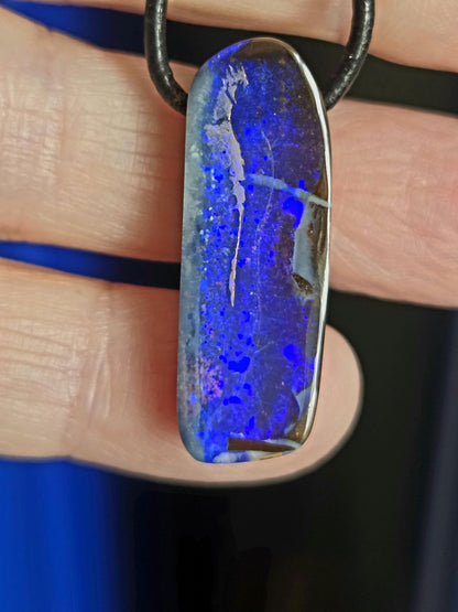 Boulderopal blau Anhänger, electric blue pattern, 31 x 11 x 14 mm, an verstellbarem Lederband, flashfire Opal Winton, schwarz grundig