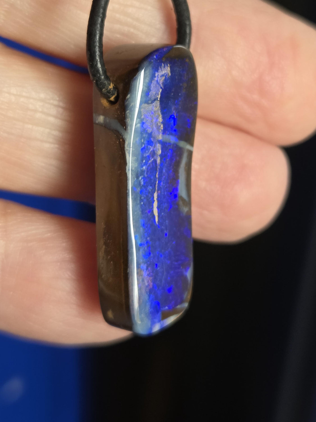 Boulderopal blau Anhänger, electric blue pattern, 31 x 11 x 14 mm, an verstellbarem Lederband, flashfire Opal Winton, schwarz grundig