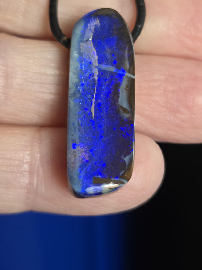 Boulderopal blau Anhänger, electric blue pattern, 31 x 11 x 14 mm, an verstellbarem Lederband, flashfire Opal Winton, schwarz grundig
