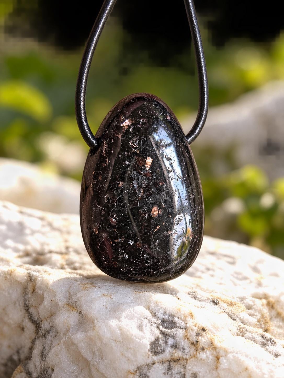 Magischer Nuumit sehr seltener Stein aus Grönland, Anhänger, 31 x 21 x 10 mm, gebohrt, an verstellbarem Lederband