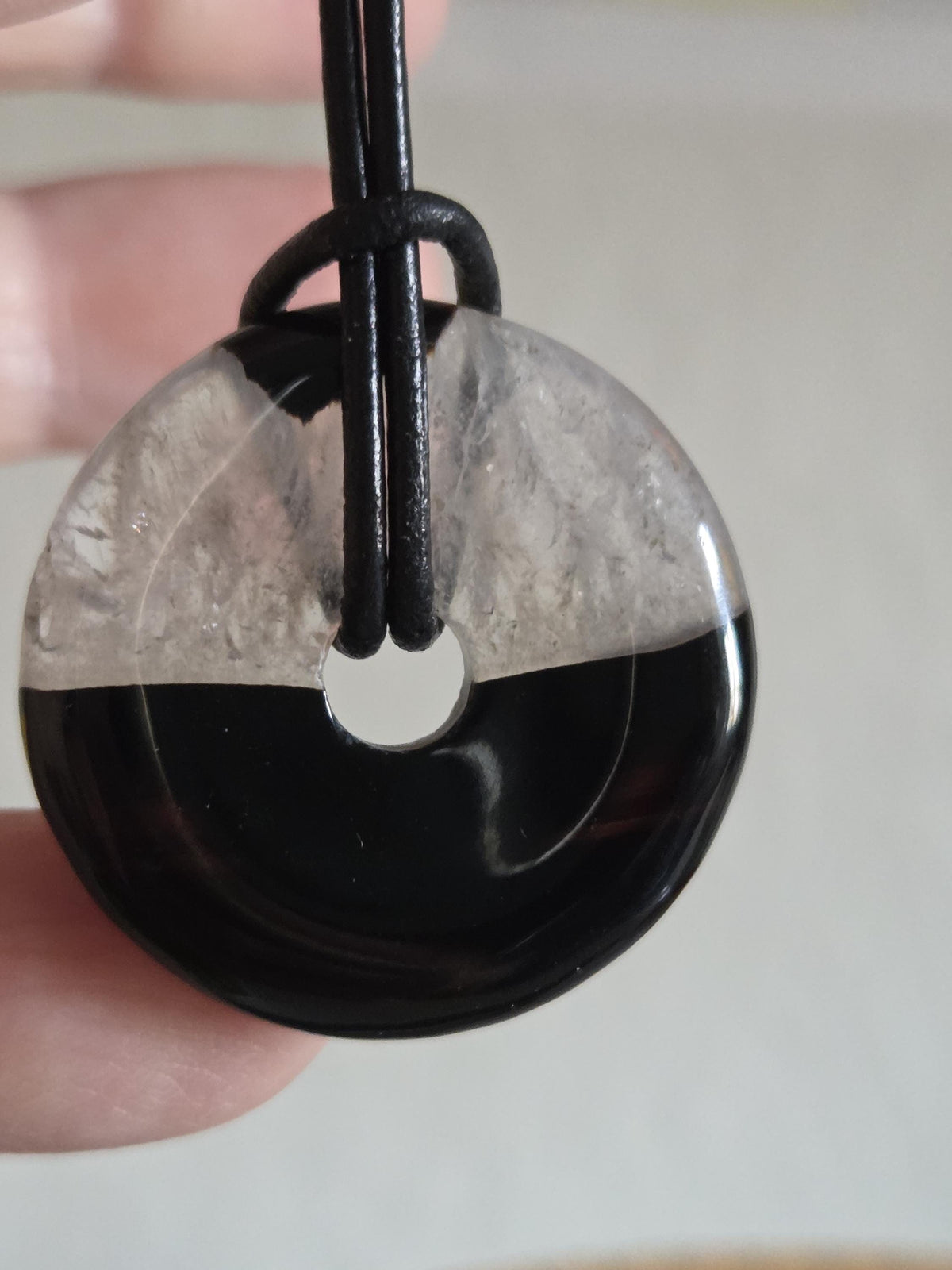 Sardonyx Onyx mit Bergkristall Donut Anhänger, 30 x 7 mm, an verstellbarem Lederband, Kronenchakra Wurzelchakra, spiritueller Schmuck