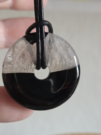 Sardonyx Onyx mit Bergkristall Donut Anhänger, 30 x 7 mm, an verstellbarem Lederband, Kronenchakra Wurzelchakra, spiritueller Schmuck